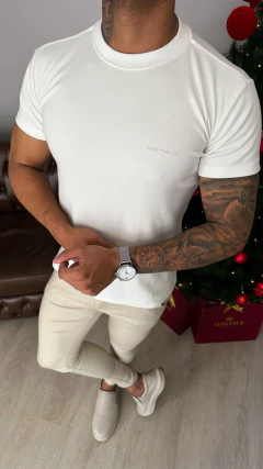 CAMISETA EMPORIO ARMANI GOLA MÉDIA - OFF WHITE - comprar online