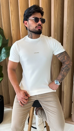 CAMISETA ARAMIS ESCRITA CENTRAL - OFF WHITE na internet