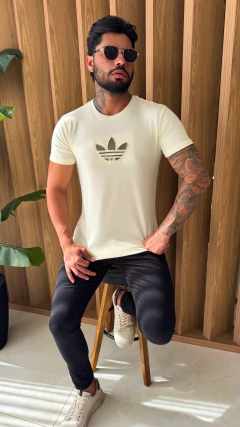 CAMISETA ADIDAS SÍMBOLO DOURADO - OFF WHITE na internet