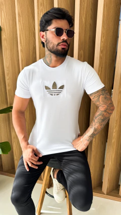 CAMISETA ADIDAS SÍMBOLO DOURADO - BRANCA na internet