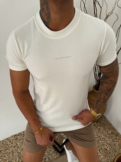 CAMISETA CALVIN KLEIN GOLA MEDIA - OFF WHITE na internet