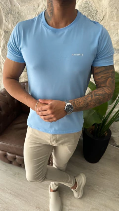 CAMISETA ARAMIS ESCRITA LATERAL NEW - AZUL CLARO - comprar online