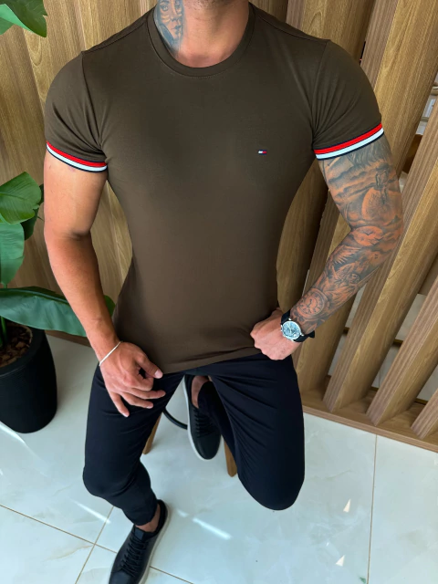 CAMISETA TOMMY HILFIGER DETALHES NA MANGA - MARROM - comprar online