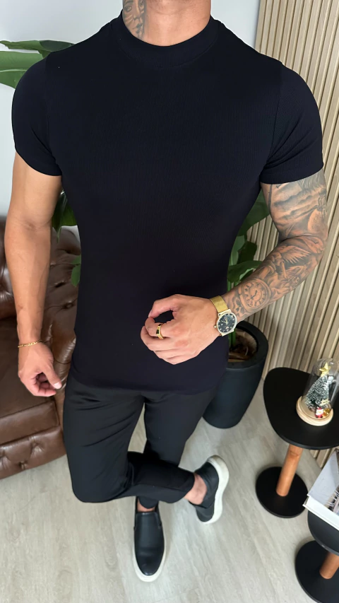 CAMISETA GOLA MÉDIA CANELADA PREMIUM - PRETA - comprar online