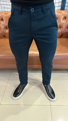 CALÇA ALFAIATARIA CALVIN KLEIN ACETINADA - AZUL MARINHO na internet