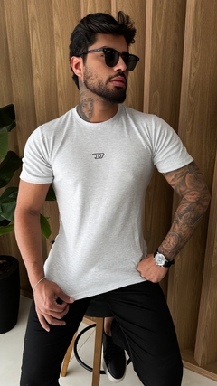 CAMISETA DIESEL SIMBOLO EM ALTO RELEVO - CINZA na internet