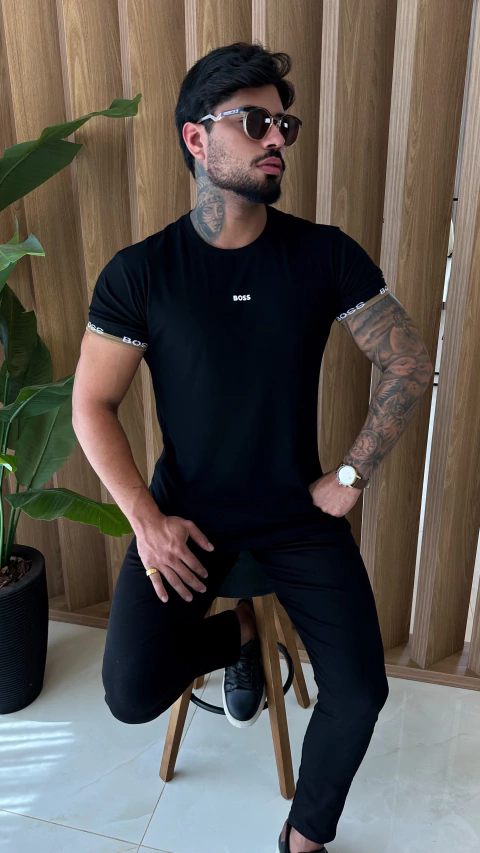 CAMISETA HUGO BOSS DETALHES NA MANGA - PRETA - comprar online