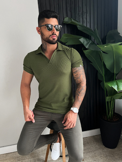 GOLA POLO TEXTURIZADA PREMIUM - VERDE MILITAR