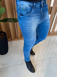 CALÇA JEANS LACOSTE - AZUL MEDIO - EleganceOutlet