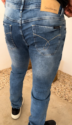 CALÇA LISA JEANS CALVIN KLEIN - AZUL CLARA na internet