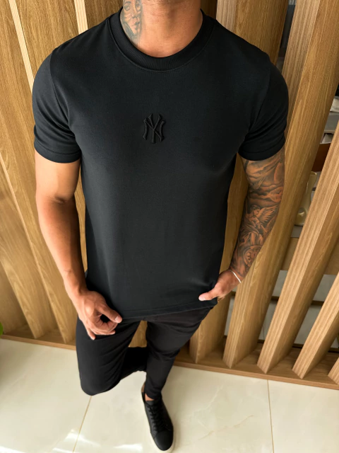 CAMISETA NY GOLA MÉDIA - PRETA - comprar online