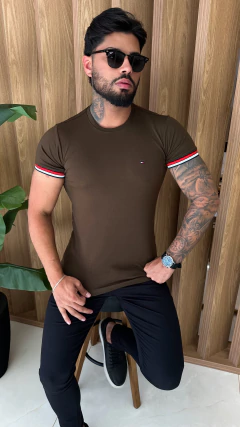 CAMISETA TOMMY HILFIGER DETALHES NA MANGA - MARROM - EleganceOutlet