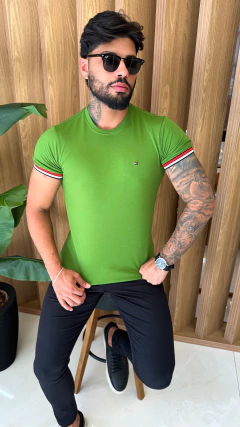 CAMISETA TOMMY HILFIGER DETALHES NA MANGA - VERDE na internet