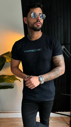 CAMISETA PORSCHE BOSS ESCRITA BLILHOSA - PRETA - comprar online