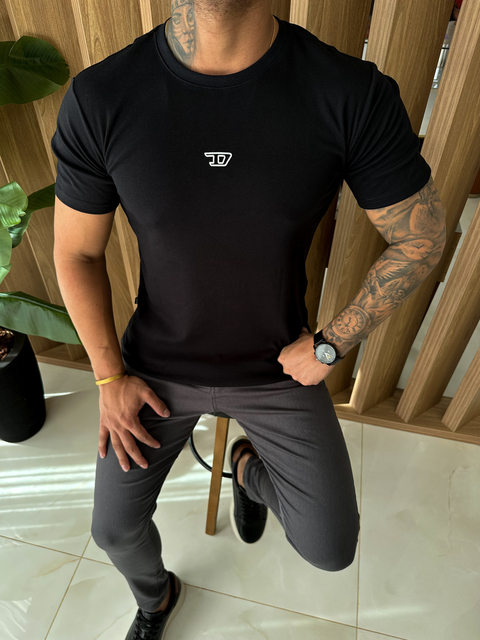 CAMISETA DIESEL SIMBOLO EM ALTO RELEVO - PRETO