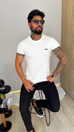 CAMISETA BOSS BORDADA NA MANGA - OFF WHITE na internet
