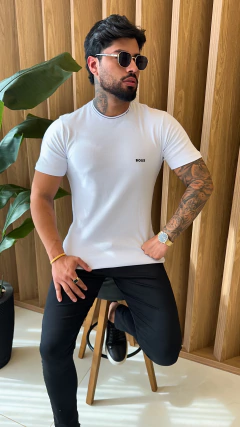CAMISETA HUGO BOSS NOME NA GOLA - BRANCA na internet