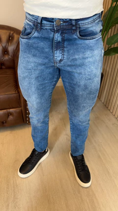 CALÇA JEANS BOSS DETALHES - AZUL MÉDIO - EleganceOutlet