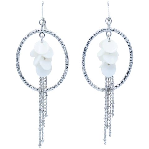 Brinco Oval Madrepérola Semijoia Ródio Branco Akasaki BC0270