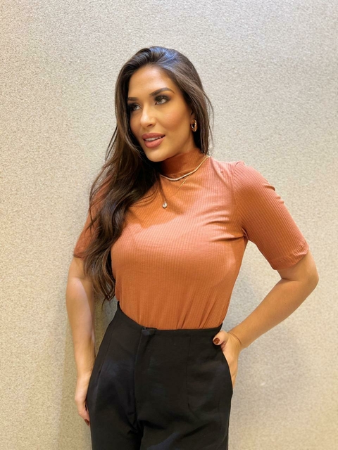 BLUSA CANELADA GOLA ALTA 2528