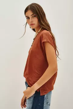 Remera Bolodenca Basic Camel en internet