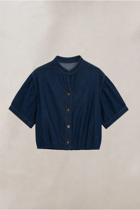 Camisa Bonnie de denim azul oscuro con cuello redondo, mangas cortas abullonadas y cierre frontal con botones veteados