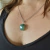 Colar com pingente de ágata verde rolada