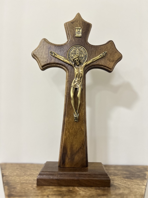 Crucifixo em Madeira 23cm - Base removível - comprar online