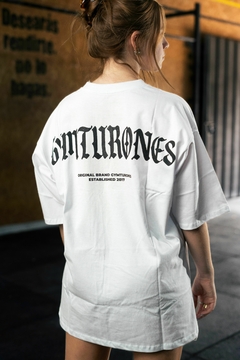 REMERA OVERSIZE GÓTICA WHITE - comprar online