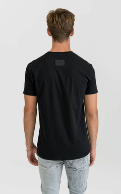 CAMISETA BASICA LAMAFIA PORSUIT na internet