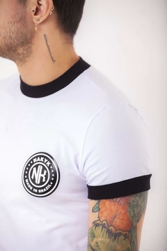 Camiseta Brasão Branco na internet
