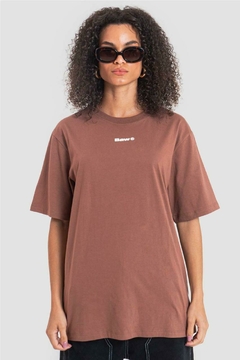 CAMISETA SELFIE LOGO MARROM