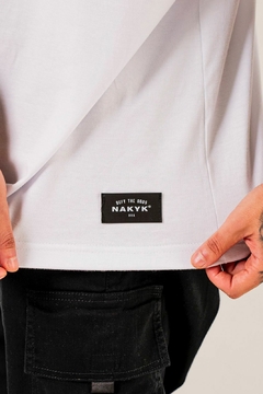 Camiseta Oversized Nakyk Bold Branca - PSY Multimarcas