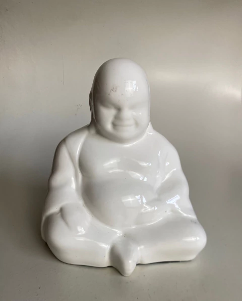 2232 ESCULTURA DE PORCELANA BRANCA BUDA SORRIDENTE