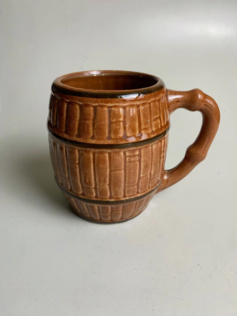 2272 CANECA DE CERÂMICA EM FORMATO DE BARRIL