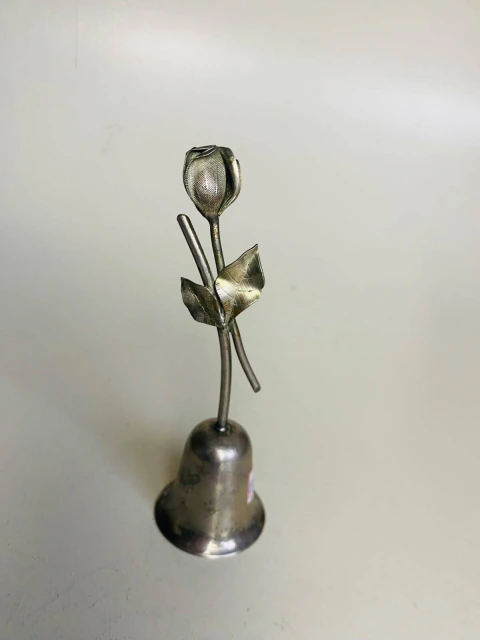 2257 SINETA OU SINO DE MESA ANTIGO DE METAL COM CABO EM FORMATO BOTÃO DE ROSA E FOLHAS