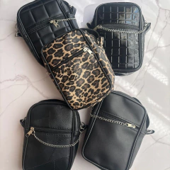 PORTA CELULAR CON CADENA - CHAROL