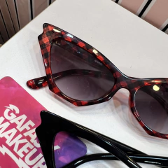 Cyndi - Gafas y Makeup