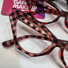 Cyndi - Gafas y Makeup