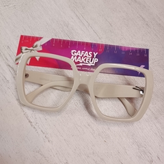 Cazu - Gafas y Makeup