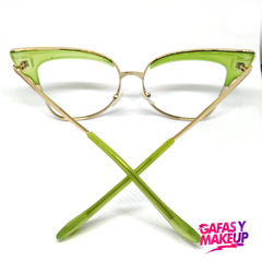 Victoria - Gafas y Makeup