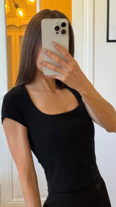 Remera Esme Negro en internet