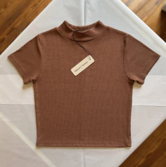 Remera Eliana Marron en internet