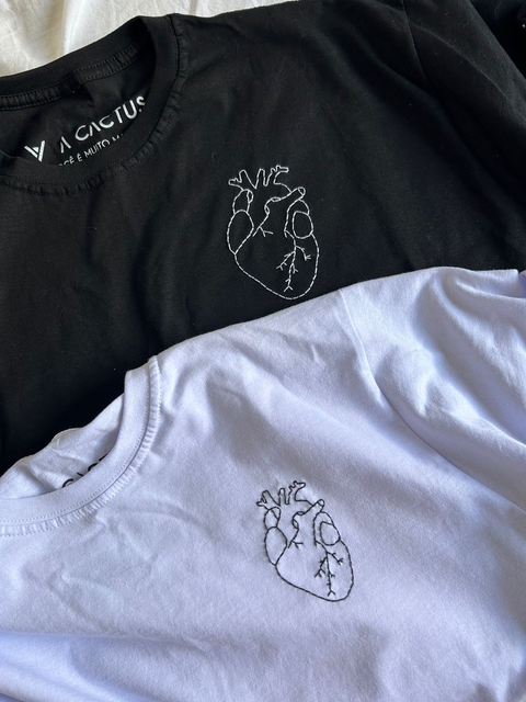KIT CASAL - 2 CAMISETAS DE CORAÇÃO COM INICIAL - comprar online