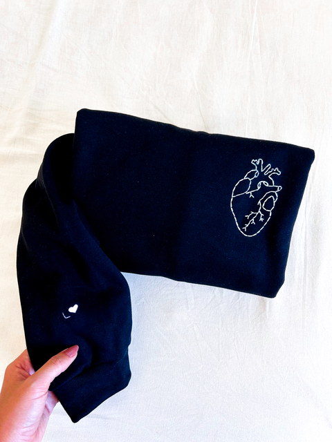 MOLETOM CORAÇÃO COM INICIAL NA MANGA - INDIVIDUAL - comprar online