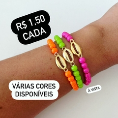 Pulseira colorida com búzios