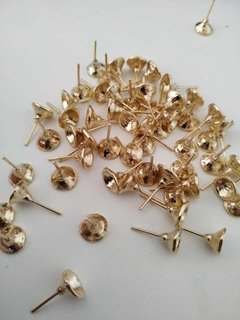 Base brinco ponto de luz dourado