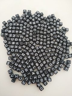 Letra Branca Cubo Preto