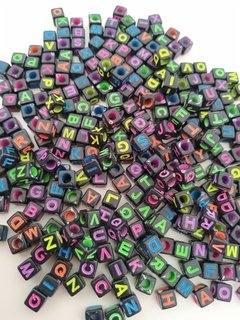 Letra Colorida Cubo Preto