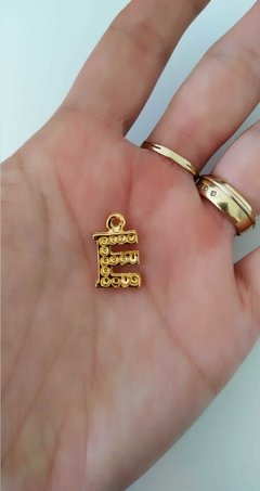 PINGENTE DOURADO LETRA " E "